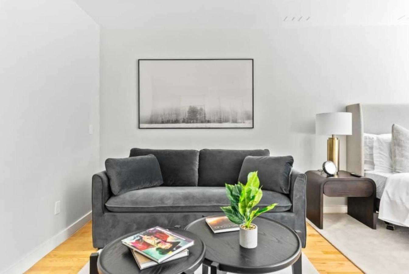Apartmán Luxe Studio With Charming Juliet Balcony New York Exteriér fotografie