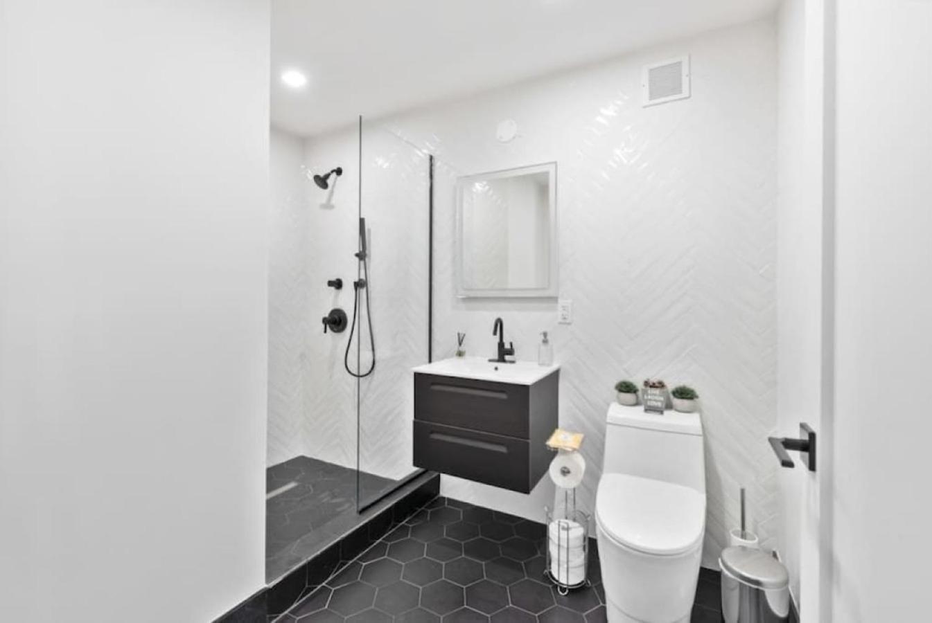 Apartmán Luxe Studio With Charming Juliet Balcony New York Exteriér fotografie