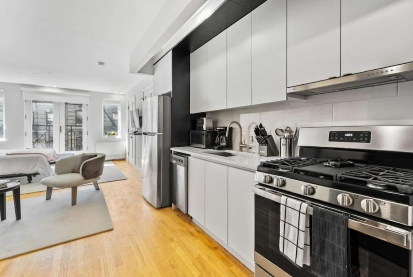 Apartmán Luxe Studio With Charming Juliet Balcony New York Exteriér fotografie