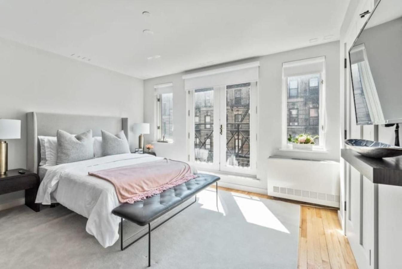 Apartmán Luxe Studio With Charming Juliet Balcony New York Exteriér fotografie