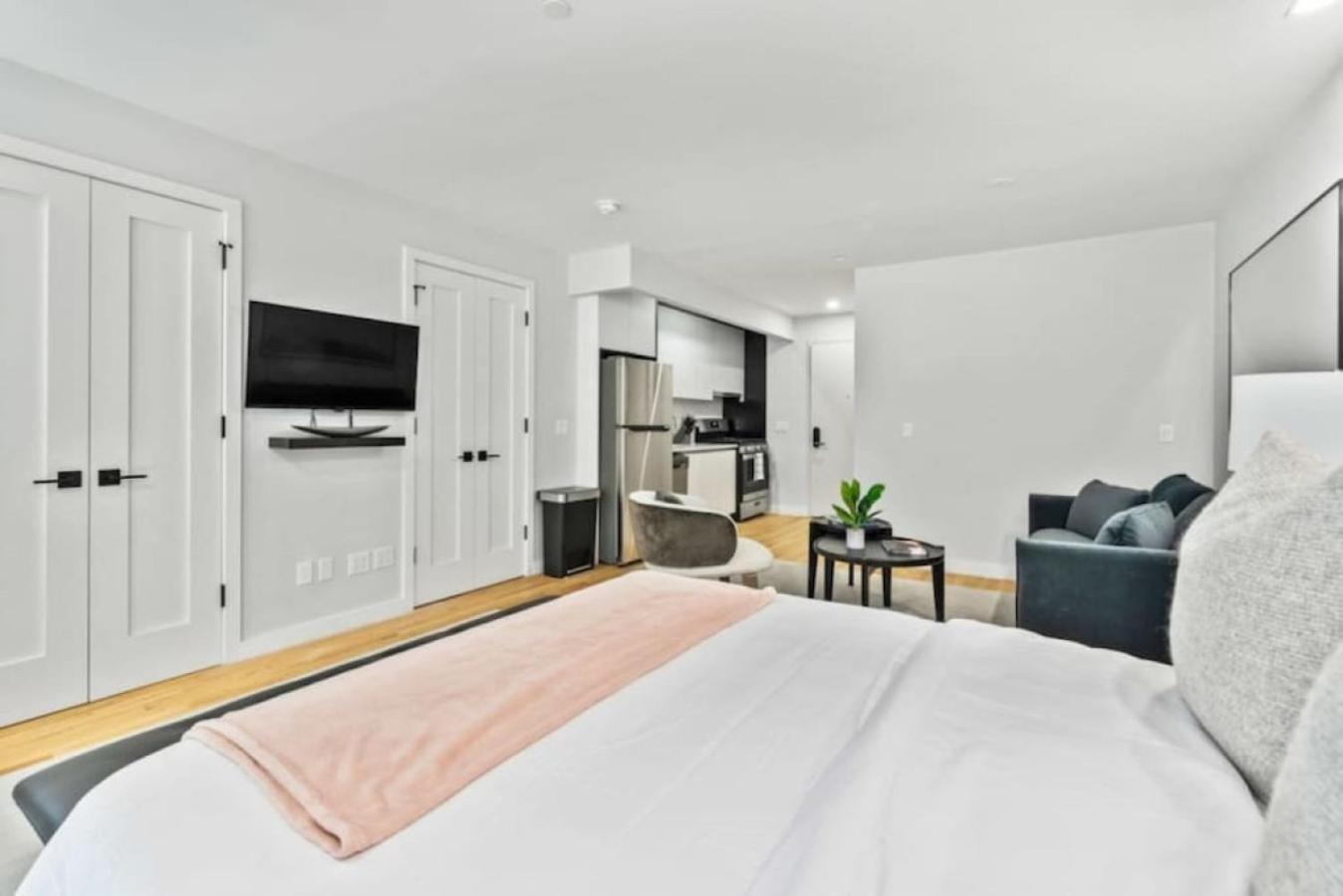 Apartmán Luxe Studio With Charming Juliet Balcony New York Exteriér fotografie