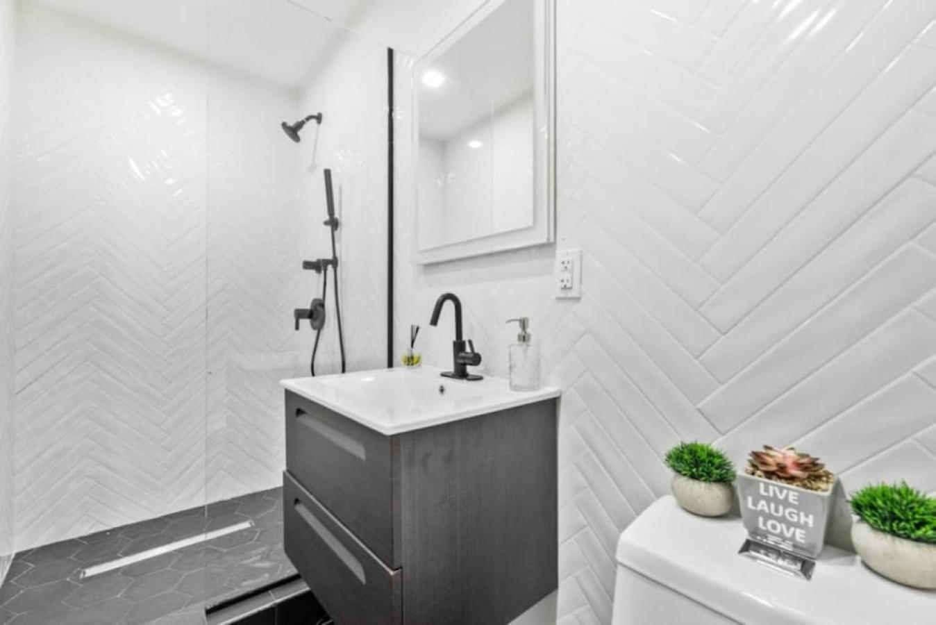Apartmán Luxe Studio With Charming Juliet Balcony New York Exteriér fotografie