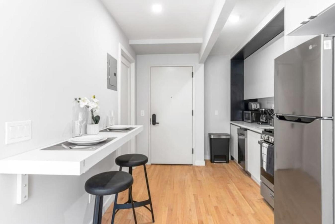 Apartmán Luxe Studio With Charming Juliet Balcony New York Exteriér fotografie